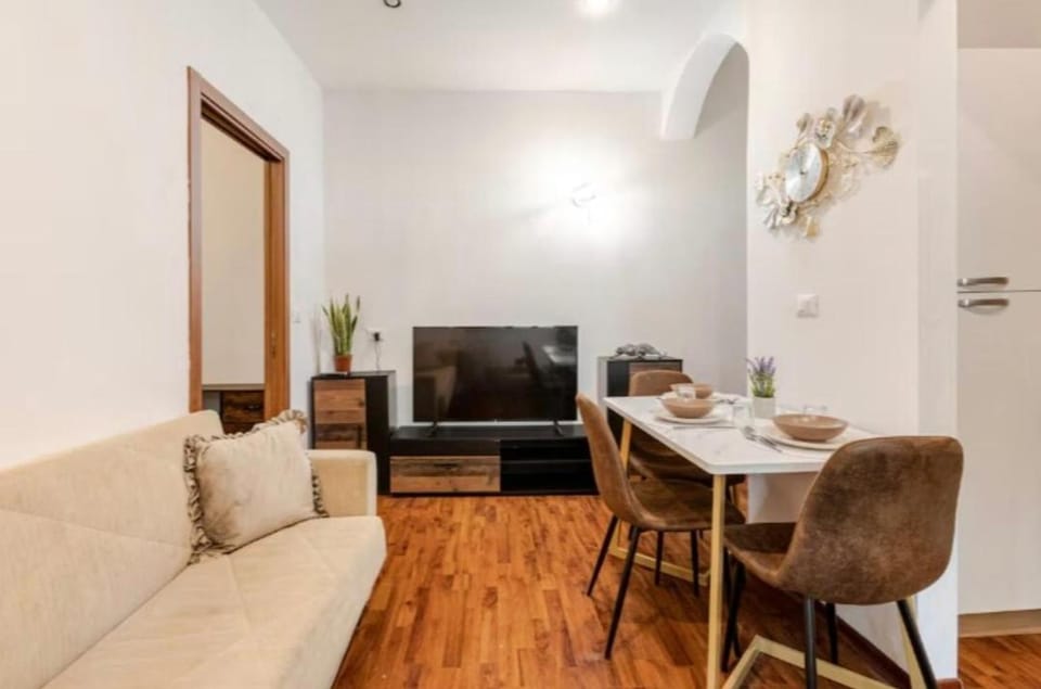 TV and multimedia, Living room, Seating area, Dining area, Evening entertainment