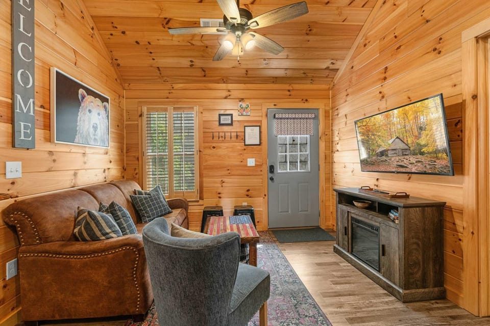 Smoky Mountain Hideaway with Hot Tub & Firepit House in Pigeon Forge