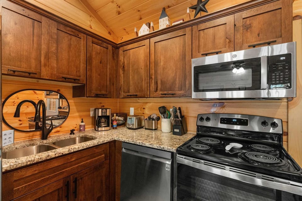 Smoky Mountain Hideaway with Hot Tub & Firepit House in Pigeon Forge