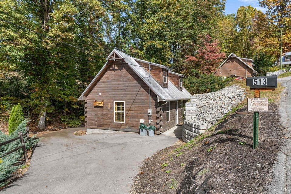 Smoky Mountain Hideaway with Hot Tub & Firepit House in Pigeon Forge