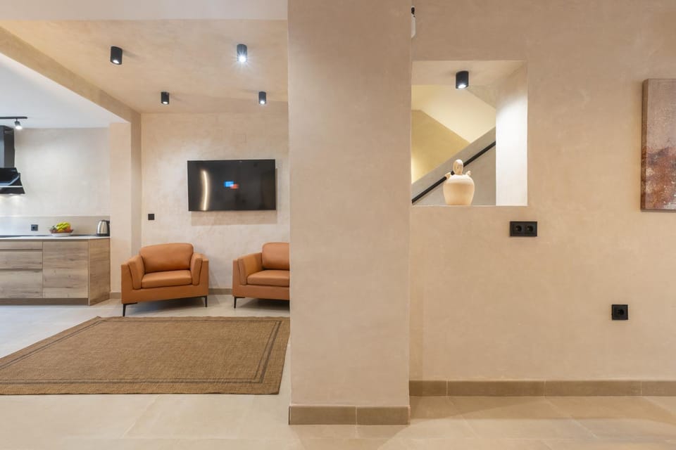 TV and multimedia, Kitchen or kitchenette, Living room, Seating area