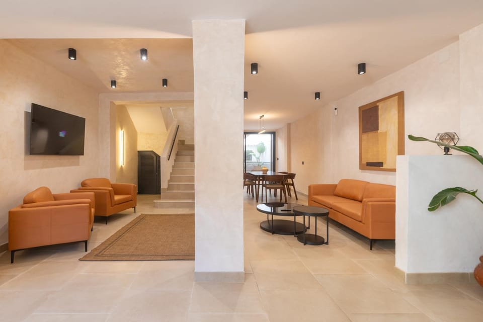 TV and multimedia, Living room, Seating area, air conditioner