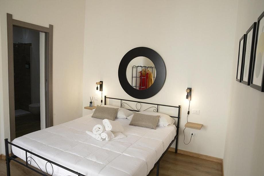 Bedroom, towels