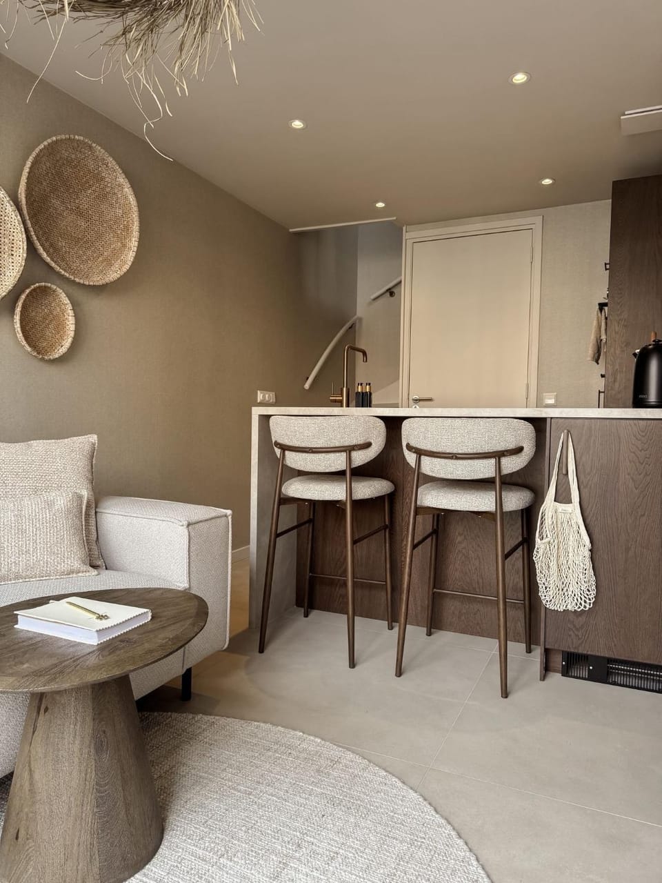 Kitchen or kitchenette, Living room, Seating area, Dining area