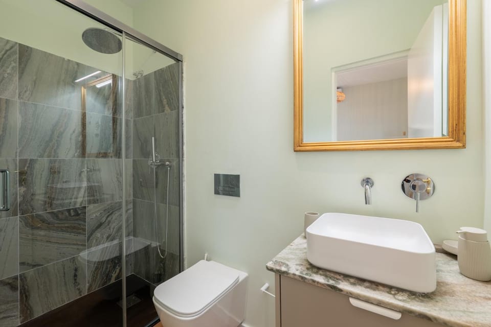 Shower, Toilet, Bathroom, towels