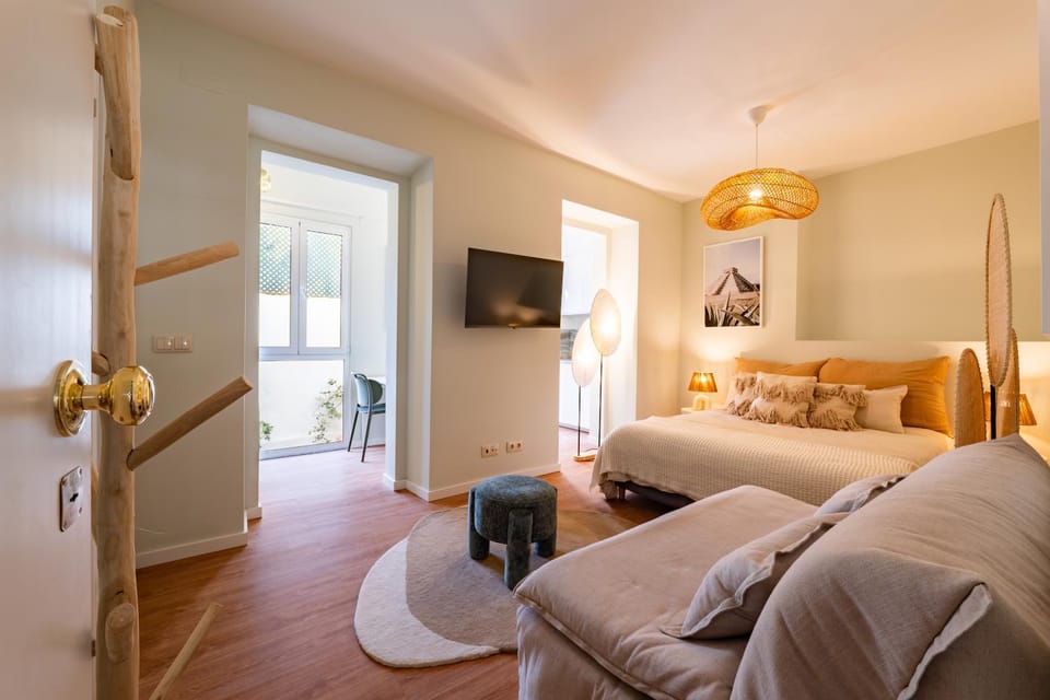 Bed, TV and multimedia, Living room, Photo of the whole room, Seating area, Bedroom