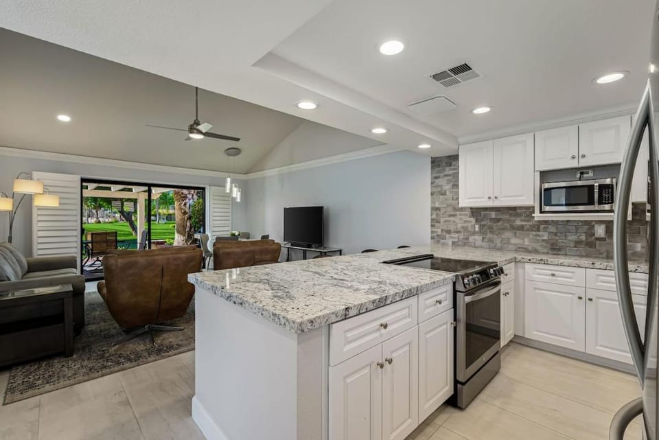 Renovated Desert Escape - Steps Away from Pool Apartment in Palm Desert