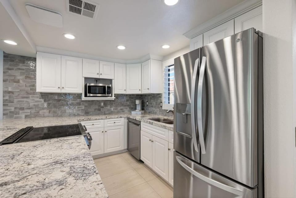 Renovated Desert Escape - Steps Away from Pool Apartment in Palm Desert