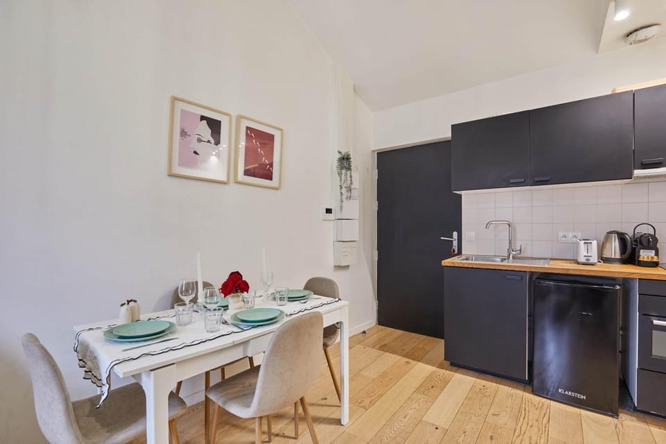 Kitchen or kitchenette, Dining area