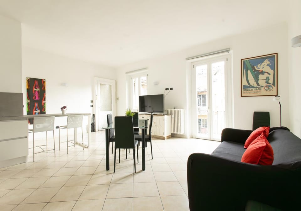 Communal lounge/ TV room, TV and multimedia, Living room, Seating area, Dining area