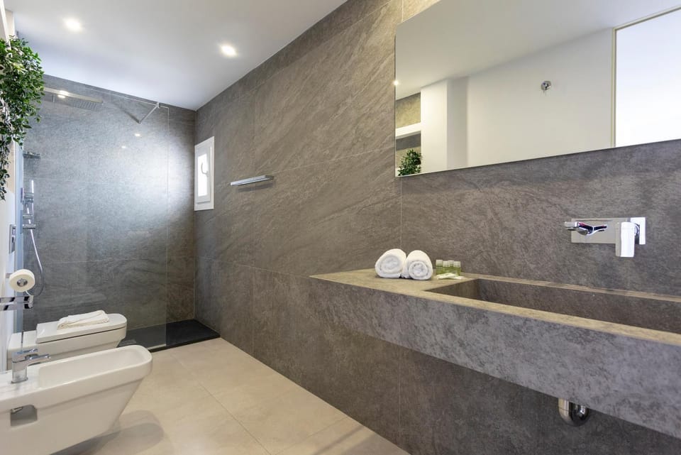 Shower, Toilet, Bathroom, towels
