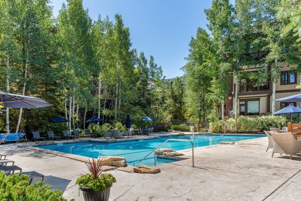Ski In, Ski Out, Luxury Penthouse, Arrowhead A500, Top Floor Views Apartment in Edwards