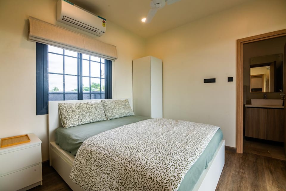 Bed, Photo of the whole room, Bedroom, wardrobe, air conditioner