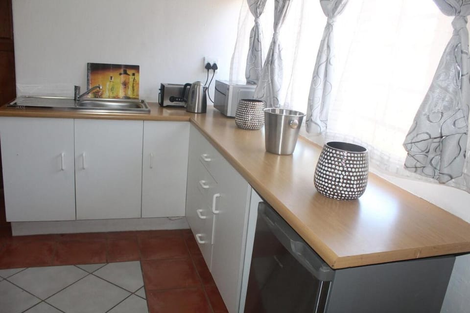 Macum Cozy Suites Florida Park Apartment in Roodepoort