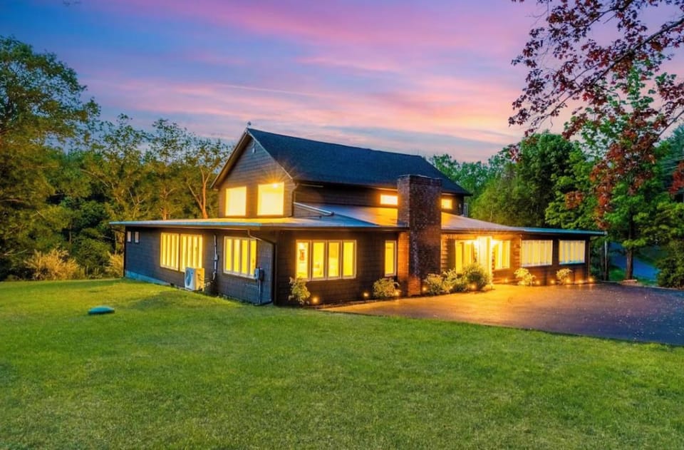 Property building, Facade/entrance, Natural landscape, Garden, Sunset, Parking
