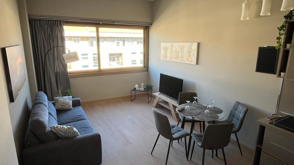 Communal lounge/ TV room, TV and multimedia, Living room, Seating area, Dining area, Evening entertainment