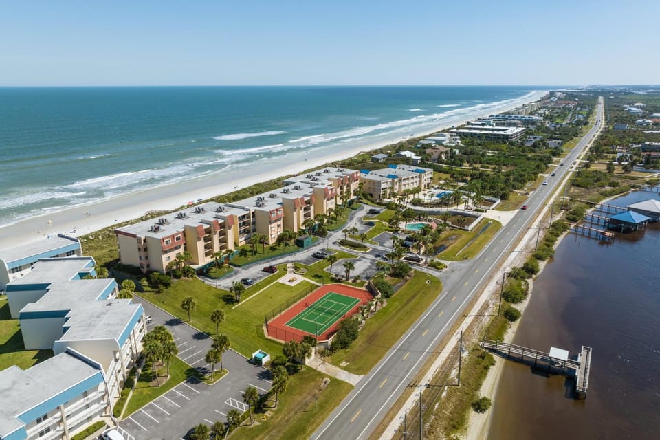 Property building, Bird's eye view, Beach, Tennis court, Sea view, Swimming pool