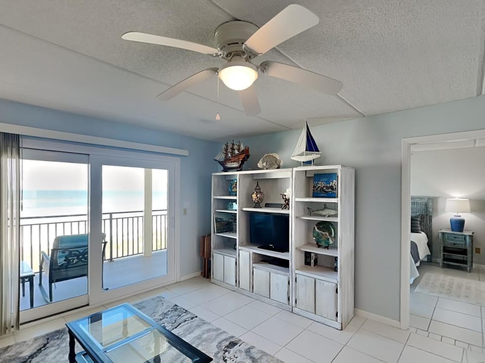Bed, Day, TV and multimedia, Balcony/Terrace, Living room, Seating area, Sea view, furniture