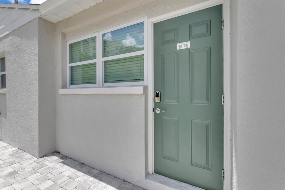 roomstr Montana Suite 1 Bedroom in South Tampa with Private Full Bathroom & FREE COFFEE Bed and Breakfast in Tampa