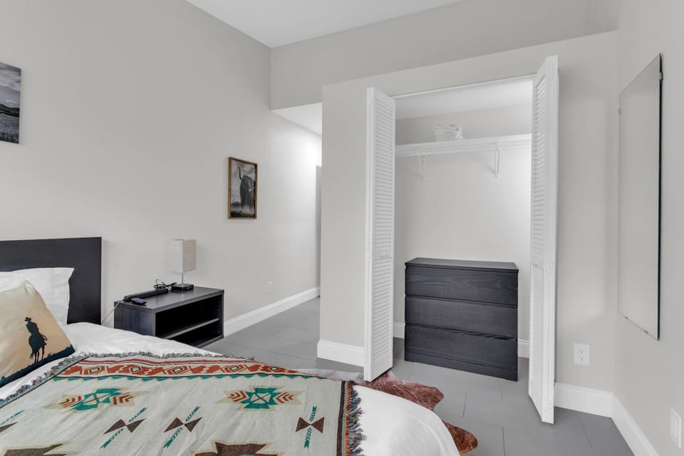 roomstr Montana Suite 1 Bedroom in South Tampa with Private Full Bathroom & FREE COFFEE Bed and Breakfast in Tampa