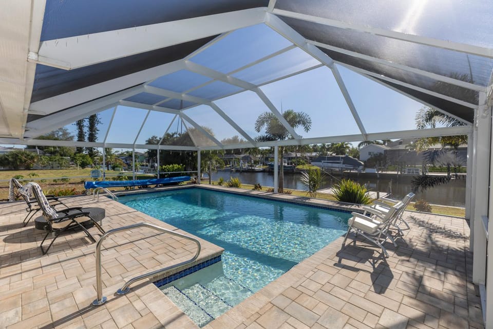 Pet Friendly, Private Pool, Boating easy to get out to Charlotte Harbor, Close to activates and beach life House in Port Charlotte
