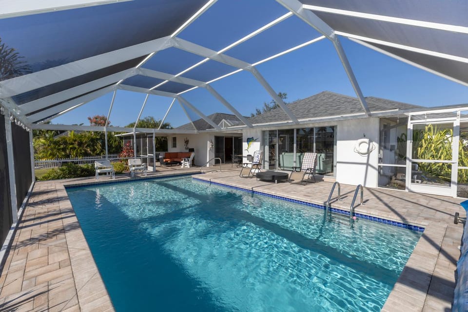 Pet Friendly, Private Pool, Boating easy to get out to Charlotte Harbor, Close to activates and beach life House in Port Charlotte