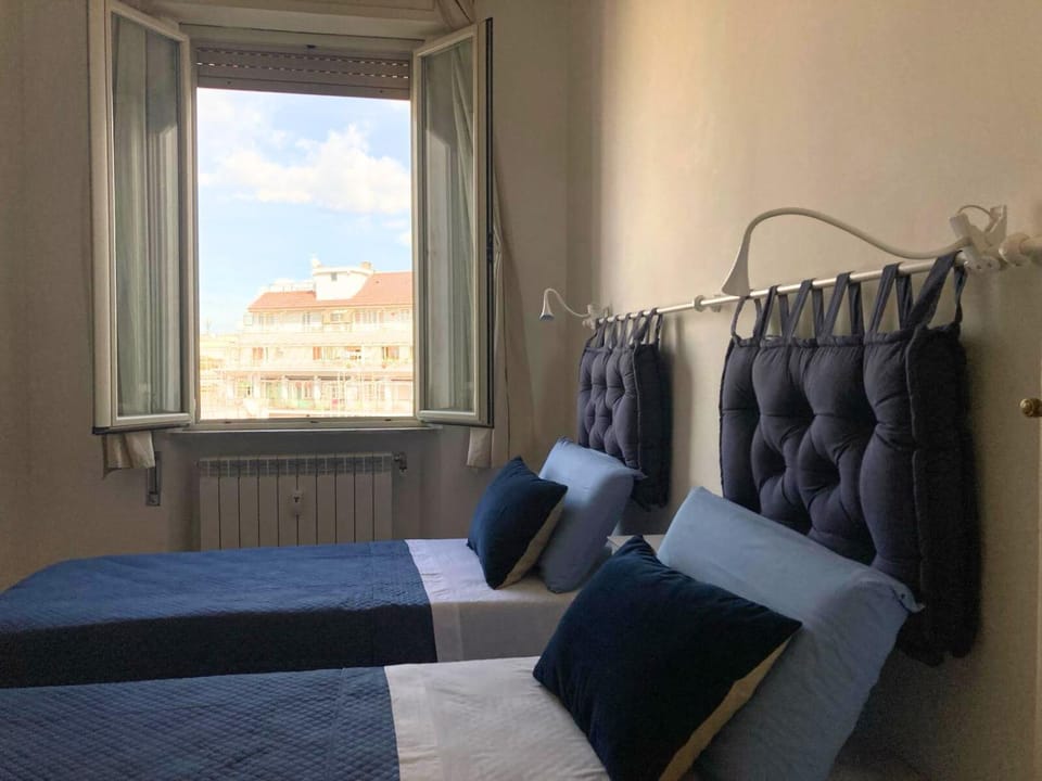 Bedroom, City view, locker
