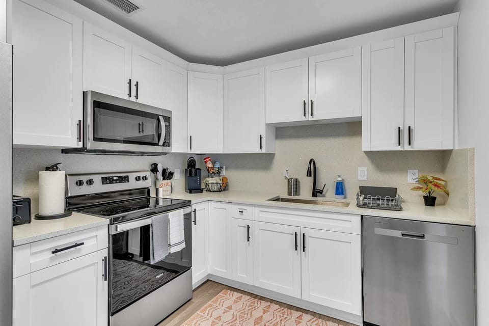 roomstr Oregon Room 1 Bedroom in South Tampa with Shared Full Bathroom & FREE COFFEE Bed and Breakfast in Tampa