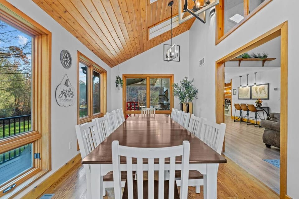 Pine Hollow Lodge House in Pennsylvania