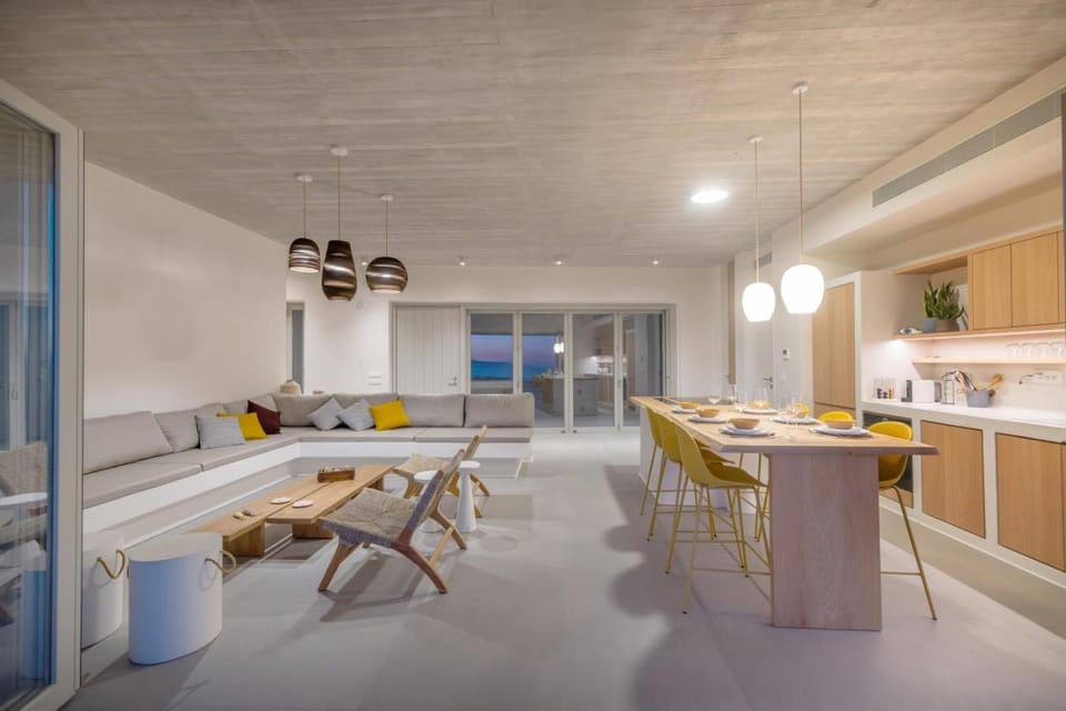 Kitchen or kitchenette, Seating area, Dining area