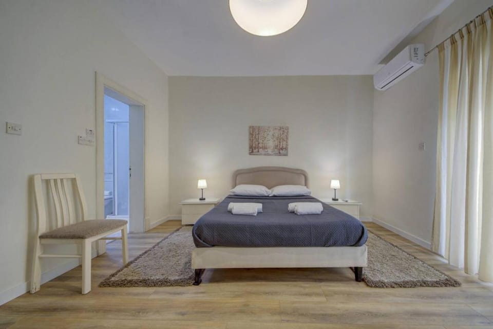 Dolce far niente Sliema Sea Front 3BD sleeps 8 Apartment in Sliema
