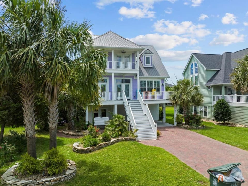 Modern, spacious private Home, Heated Pool & Hot Tub and Elevator Prime location House in North Myrtle Beach