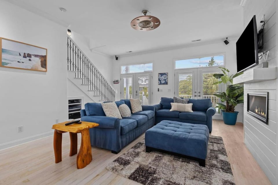 Modern, spacious private Home, Heated Pool & Hot Tub and Elevator Prime location House in North Myrtle Beach