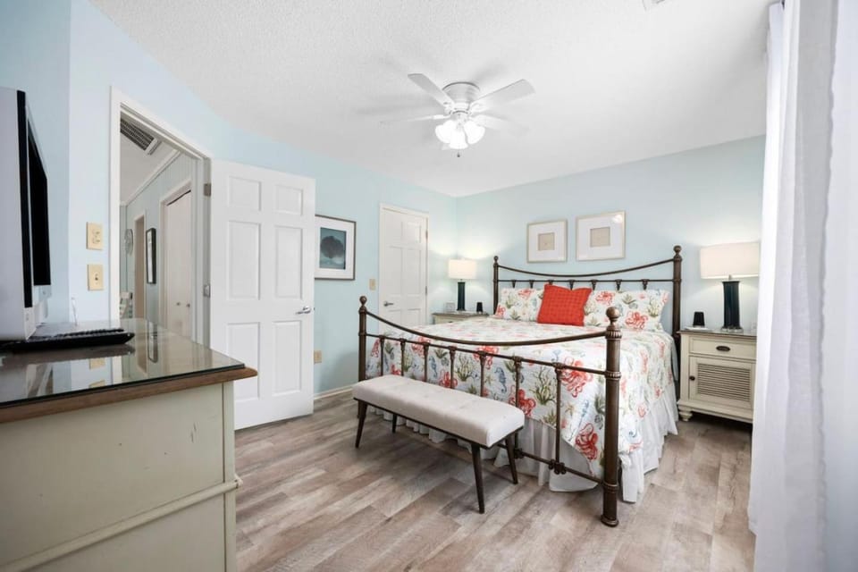 Pet friendly Tournament and Retreat Spot next to Beach Golf and Pools Room to gather in and out House in South Carolina
