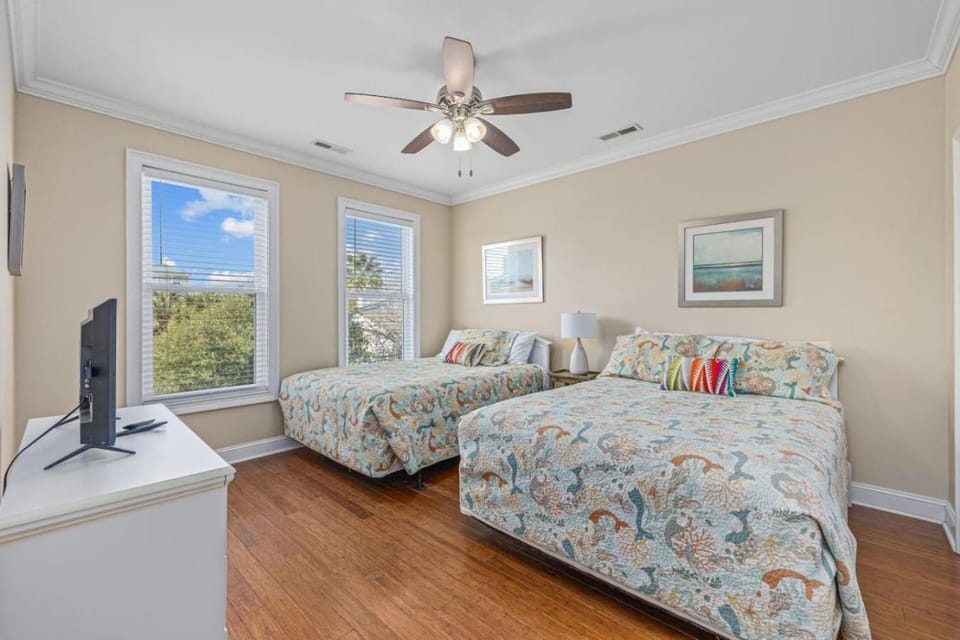 Retreat and Team Ready! Sleeps 20, Heated Pool, Elevator Walk to Beach House in North Myrtle Beach