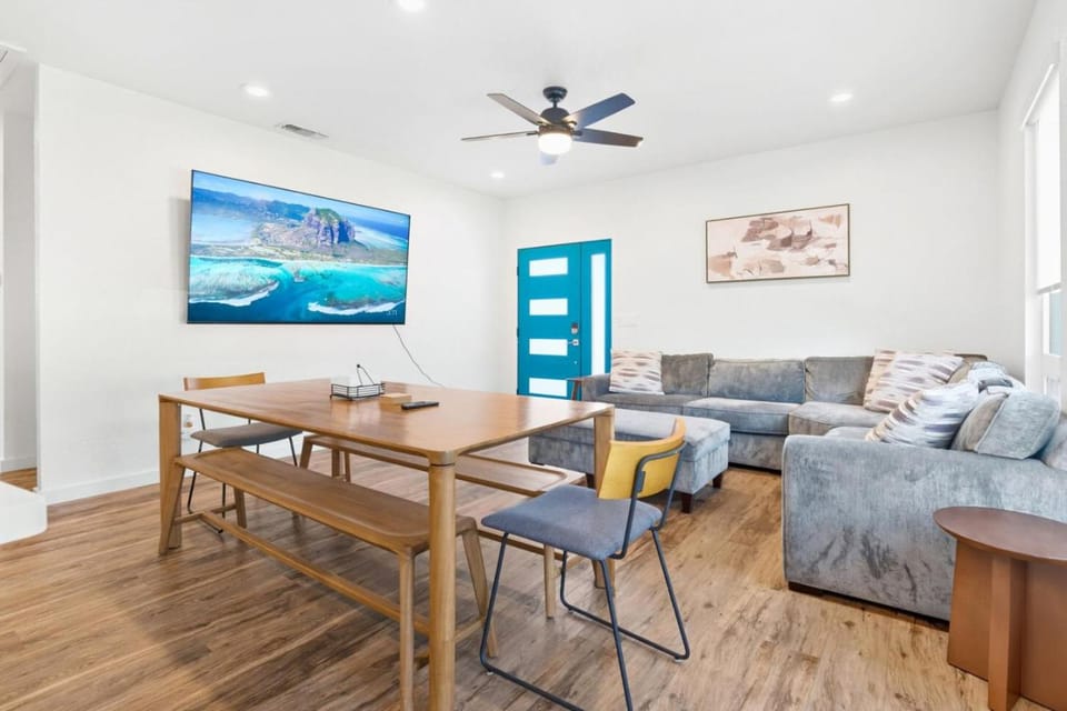 3BR 2BA Retreat with Pool 1 Mile to Downtown House in West Sacramento