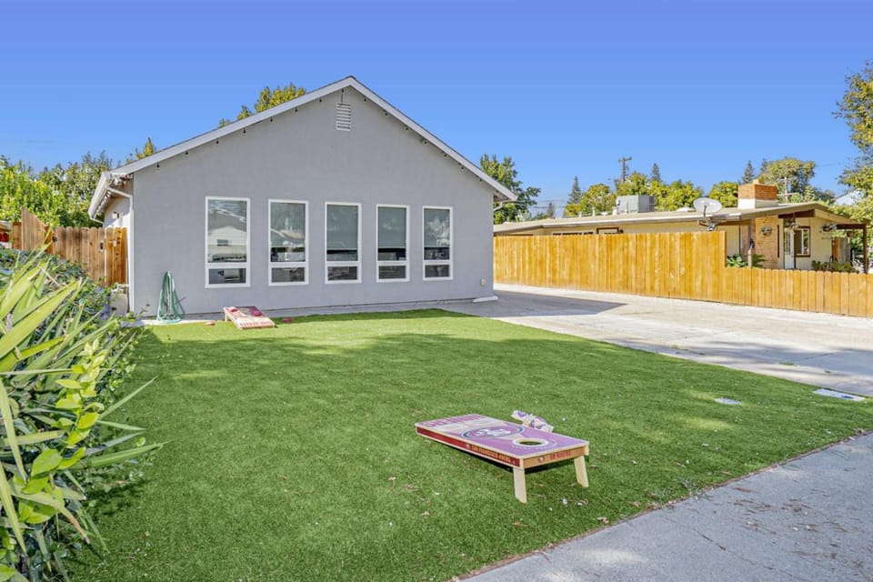 3BR 2BA Retreat with Pool 1 Mile to Downtown House in West Sacramento