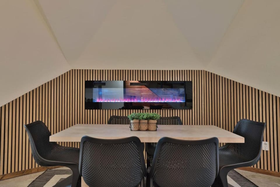 Dining area, fireplace