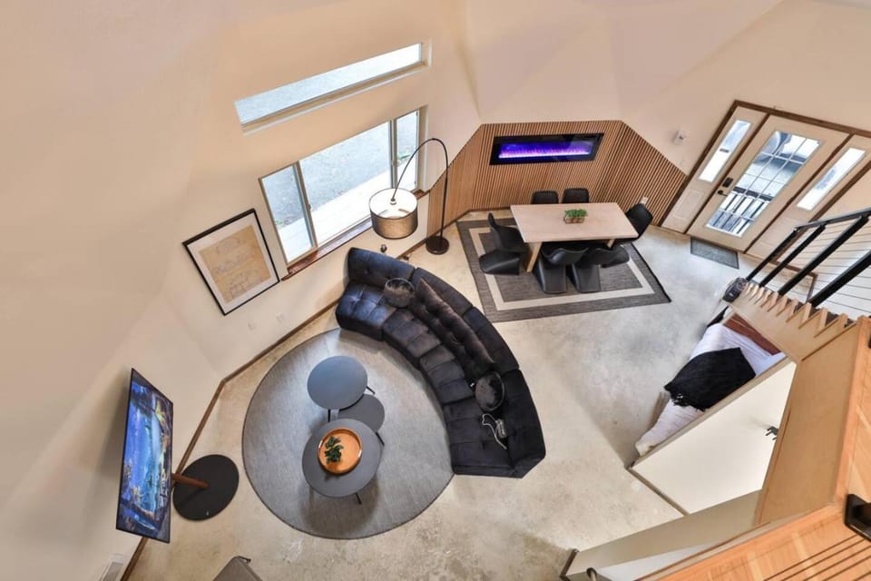 TV and multimedia, Living room, Dining area, fireplace