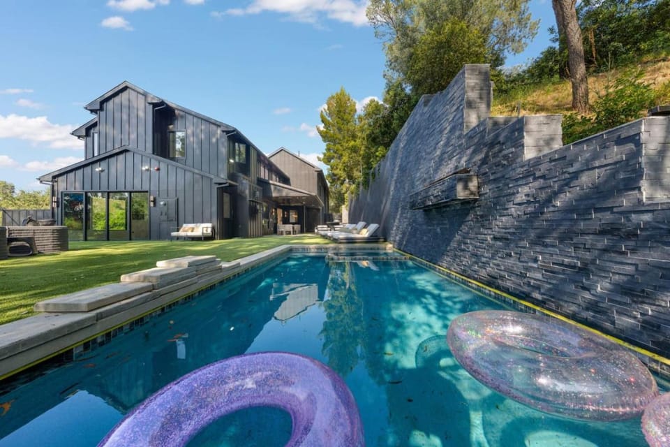 The Ultimate Luxury Villa with Pool, Spa and Courts Villa in Studio City