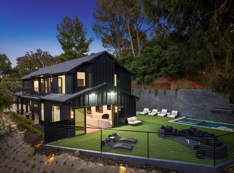 The Ultimate Luxury Villa with Pool, Spa and Courts Villa in Studio City