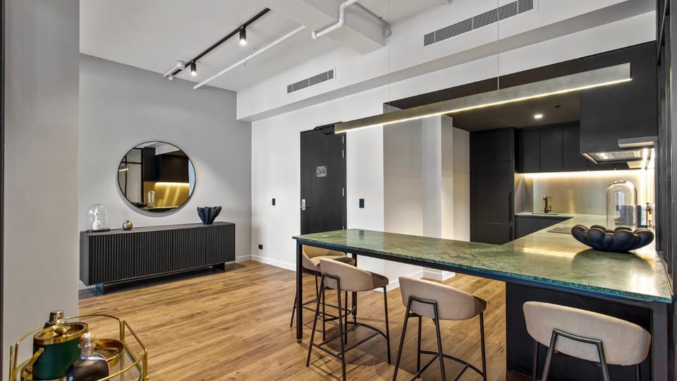 Kitchen or kitchenette, Dining area