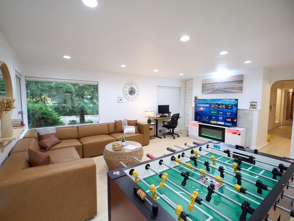 Communal lounge/ TV room, TV and multimedia, Living room, Seating area, Evening entertainment