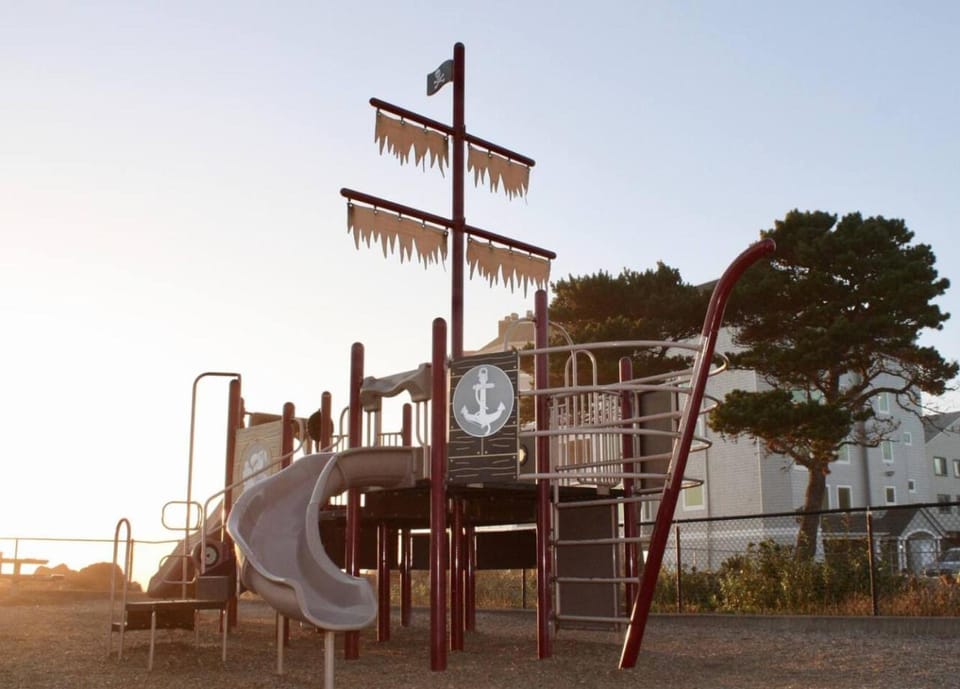 Downtown pet friendly wood cabin Cabin in Rockaway Beach