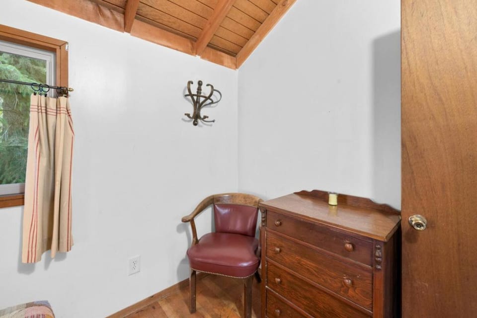 Downtown pet friendly wood cabin Cabin in Rockaway Beach