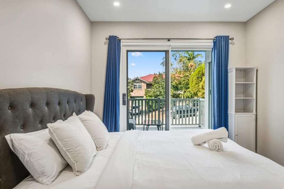 Modern Family Oasis Luxe with Balcony AC and Backyard) House in Brisbane
