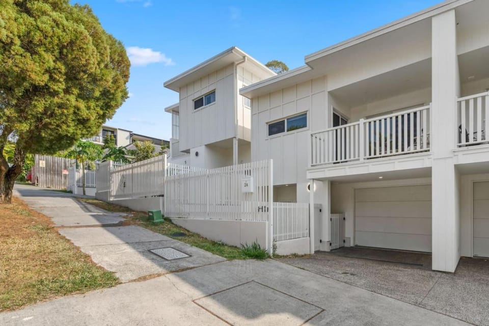 Modern Family Oasis Luxe with Balcony AC and Backyard) House in Brisbane
