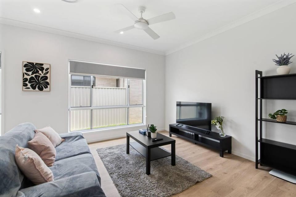 Modern House with Patio and Family Comfort) House in Brisbane