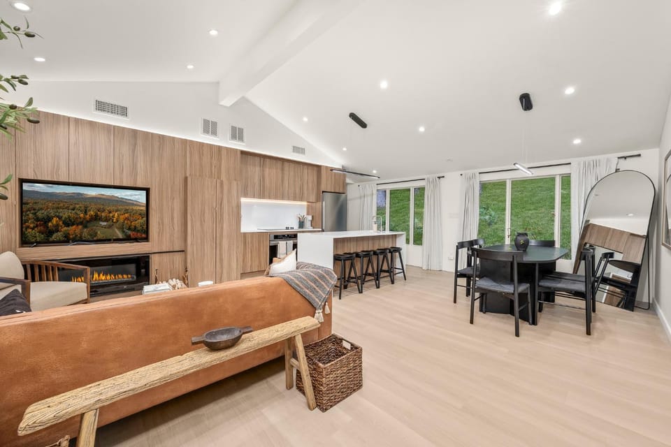 TV and multimedia, Kitchen or kitchenette, Living room, Dining area, Garden view, fireplace