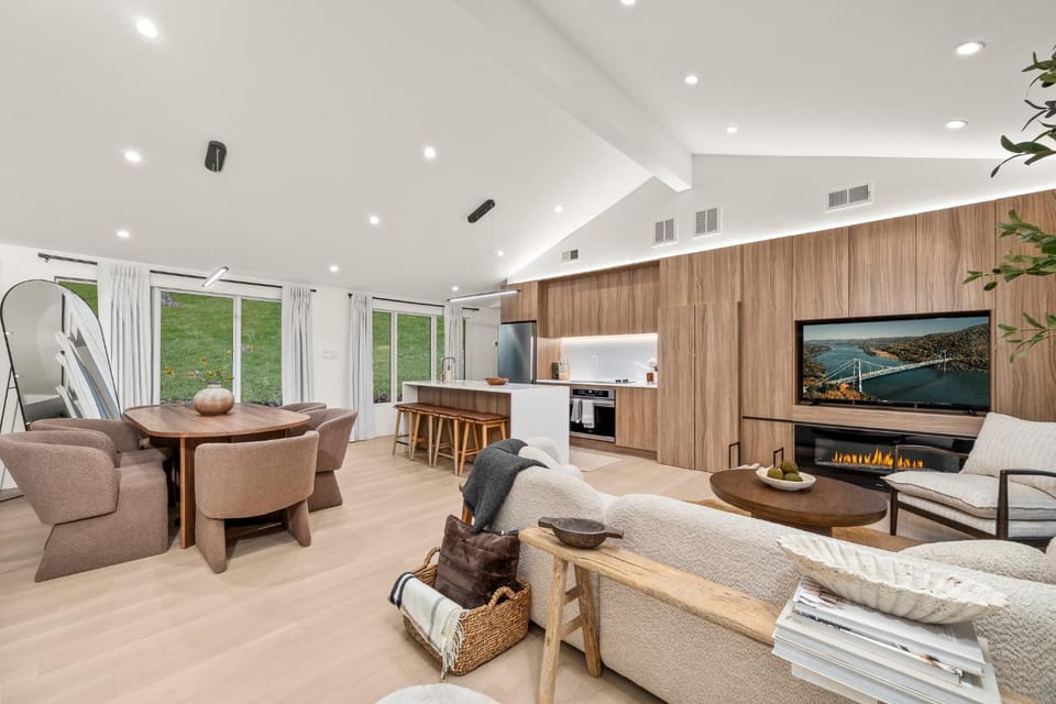 Kitchen or kitchenette, Living room, Dining area, Garden view, fireplace